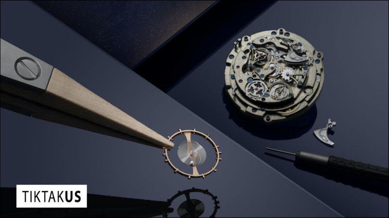 Complication trong ngành đồng hồ được hiểu là bất kỳ chức năng nào được thêm vào bộ máy ngoài khả năng hiển thị giờ, phút và giây cơ bản