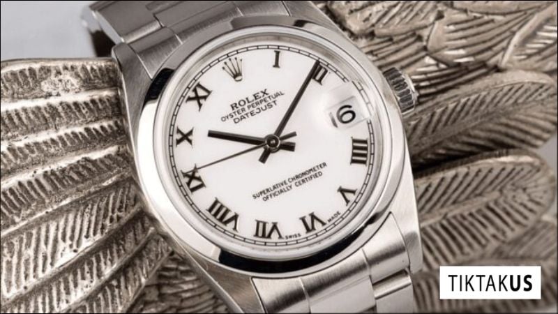 [Hình ảnh cận cảnh một chiếc Orient Bambino mặt trắng kem và một chiếc Longines Master Collection mặt trắng với họa tiết Guilloche]