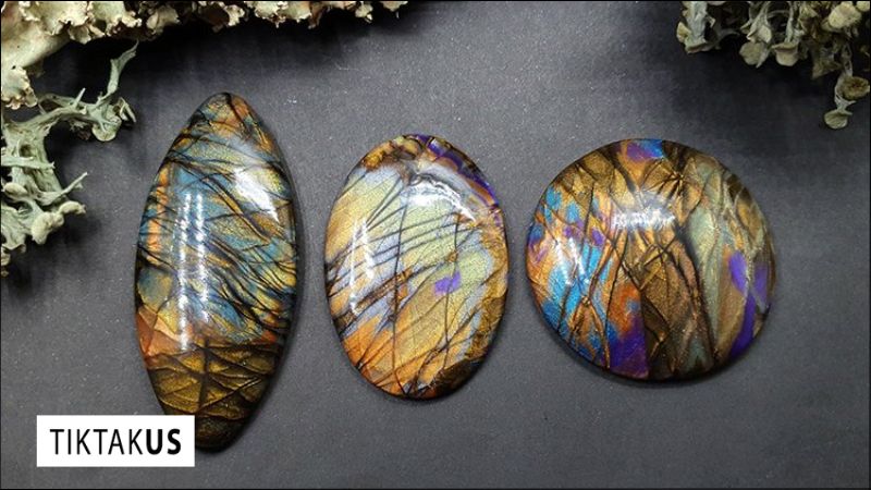 Xà cừ, hay còn gọi là Nacre, là lớp vật liệu hữu cơ - vô cơ óng ánh, cứng cáp