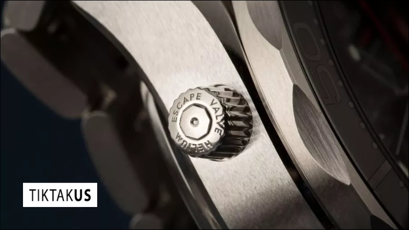 Van khí helium có dạng một núm vặn phụ hoặc một lỗ nhỏ