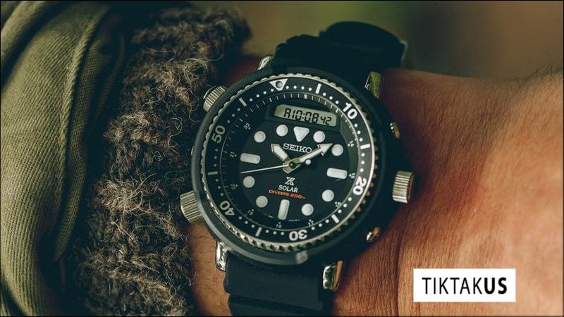 Đồng hồ năng lượng mặt trời thực chất là đồng hồ Quartz (đồng hồ chạy pin) nhưng được cấp năng lượng từ ánh sáng