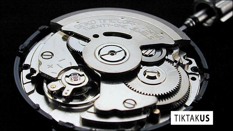 Lên dây cót thủ công (Manual winding), người dùng phải tự tay vặn núm chỉnh (crown) của đồng hồ