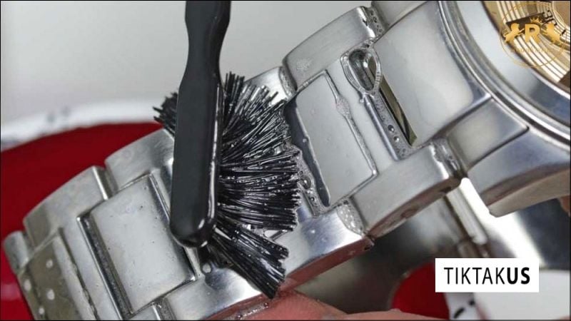 Nguyên nhân chính gây mùi hôi là do vi khuẩn phát triển từ mồ hôi và bụi bẩn tích tụ lâu ngày trong các kẽ dây