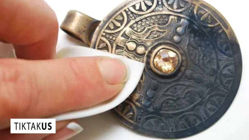 Hãy quan sát kỹ đồng hồ dưới ánh sáng tốt, có thể dùng kính lúp nếu cần.