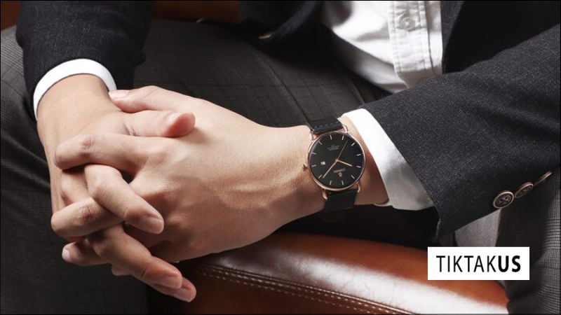 [Collage ảnh: cổ tay da sáng đeo đồng hồ mặt đen, cổ tay da sáng đeo đồng hồ mặt trắng. Tương tự cho cổ tay da ngăm]