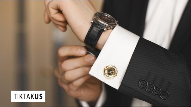 Đồng hồ nên ôm nhẹ nhàng vào cổ tay, cố định được vị trí nhưng vẫn đảm bảo có một khoảng hở nhỏ