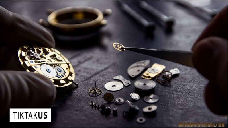 hãy xả cót (bằng cách để đồng hồ tự chạy hết năng lượng) để dây cót được 