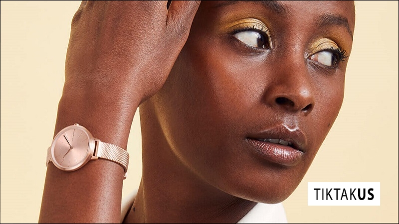 Nữ da ngăm nên đeo đồng hồ màu có tông cổ điển hoặc đồng hồ đính đá nhỏ