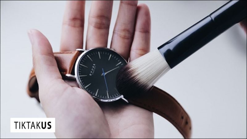 Bạn cần chọn loại dung dịch thật dịu nhẹ, không chứa amoniac hoặc các hóa chất có tính ăn mòn mạnh