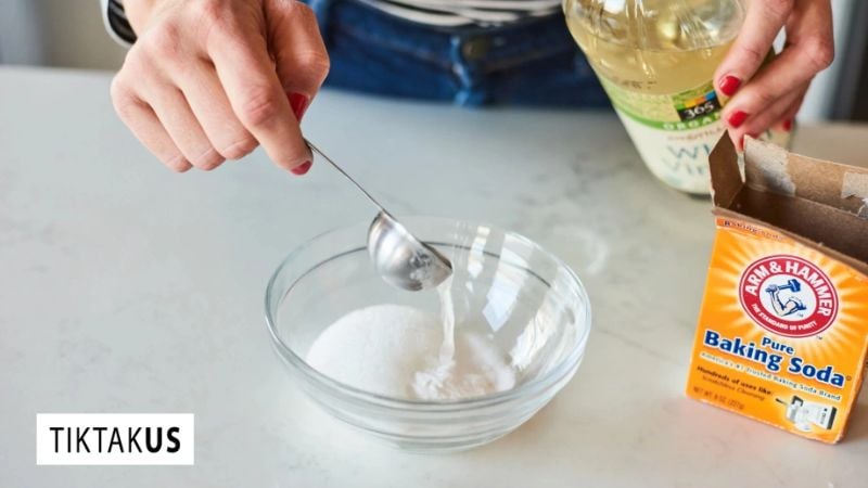 Phương pháp sử dụng Giấm Trắng và Muối/Baking Soda