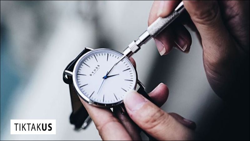 Ngoài việc vệ sinh định kỳ, một vài thói quen nhỏ cũng giúp dây đồng hồ của bạn bền đẹp hơn