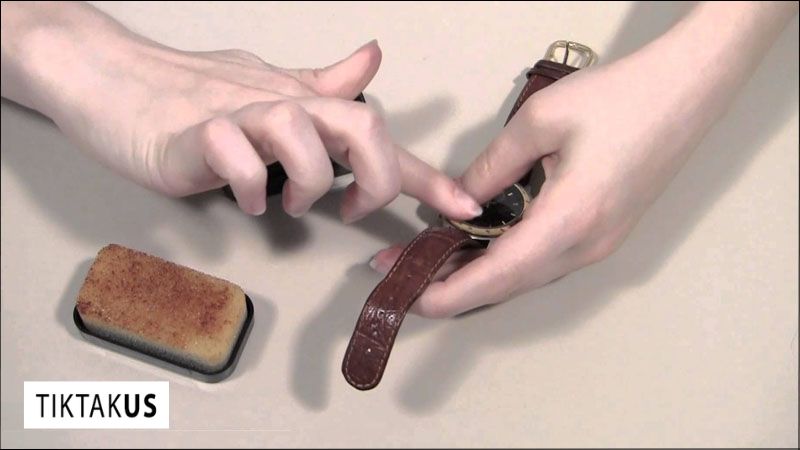 Cách khử mùi hôi dây da đồng hồ hiệu quả