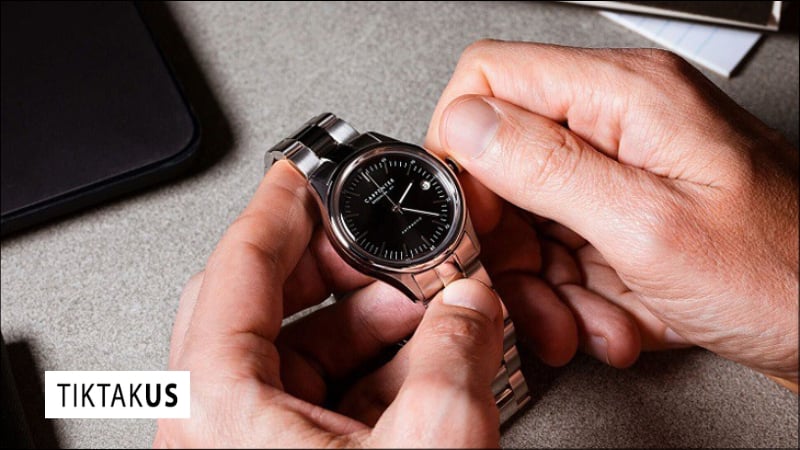 Không nên chỉnh lịch đồng hồ cơ ngược lại, đặc biệt là khi kim giờ đang ở gần hoặc trong 