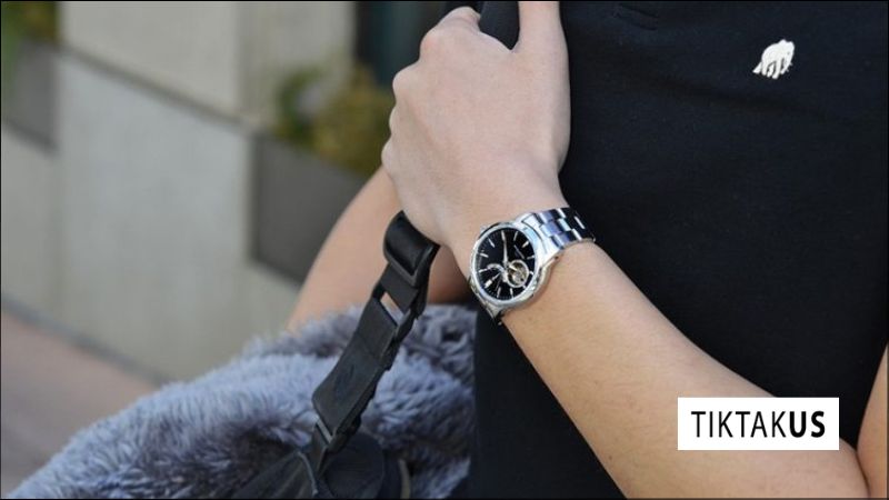 Nhờ thiết kế trung tính, đồng hồ unisex có thể kết hợp hài hòa với hầu hết các loại trang phục