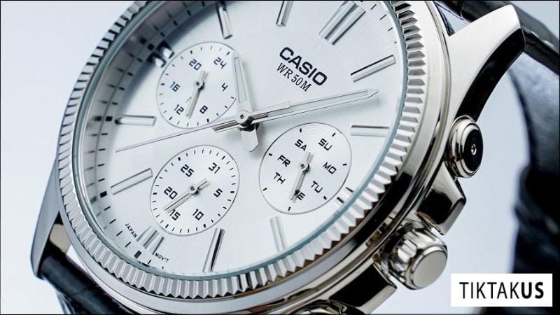 Đồng hồ 6 kim' thường chỉ đồng hồ có 3 kim chính và 3 kim nhỏ trên các mặt số phụ