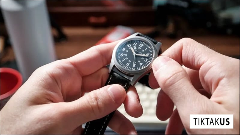 Tương tự như chỉnh lịch ngày, bạn cần đưa đồng hồ về khung giờ an toàn (09h00 - 15h00 giờ đồng hồ)