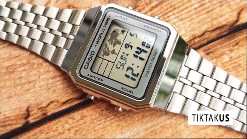 Đồng hồ chính hãng có các chi tiết khắc laser sắc nét, rõ ràng