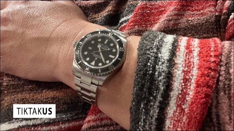 Bạn cổ tay lớn đeo Rolex Sea-Dweller, toát lên vẻ mạnh mẽ, cá tính