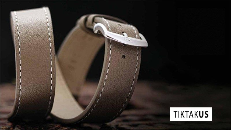 Với dây da, bạn chỉ nên lau nhẹ nhàng bằng khăn mềm, hơi ẩm (không để ướt sũng nước)