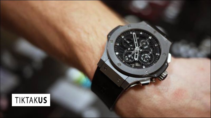 Đồng hồ cơ tự động, cũng như đồng hồ cơ lên cót tay, hoạt động hoàn toàn bằng năng lượng cơ học