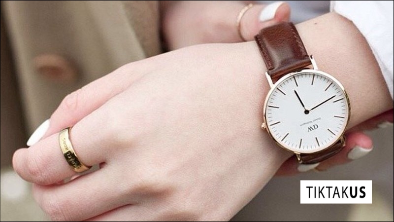 Mua đồng hồ tặng nên&nbsp;ưu tiên các mẫu có thiết kế cổ điển và dây da