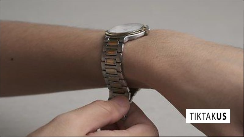 Việc điều chỉnh dây kim loại thường yêu cầu dụng cụ chuyên dụng để tháo hoặc thêm mắt xích