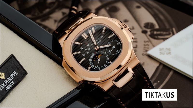 Đồng hồ mặt đen luôn có một sức hút đặc biệt, mang đến vẻ ngoài ấn tượng và đầy phong cách.