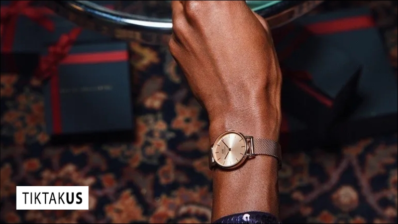 Nên chọn màu sắc đồng hồ có màu kim loại ấm