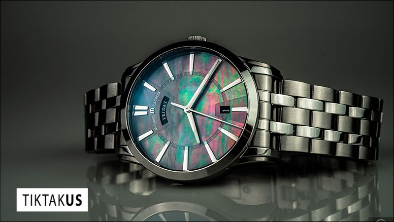 Đồng hồ mặt xà cừ hiện lên như một tuyệt tác tinh tế, thu hút bởi vẻ đẹp độc đáo