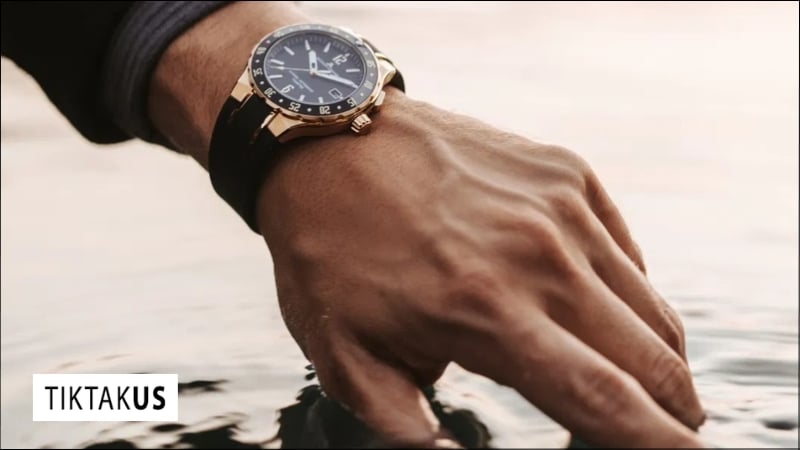 Đồng hồ đeo vừa vặn giúp tôn lên vẻ lịch lãm, chỉn chu