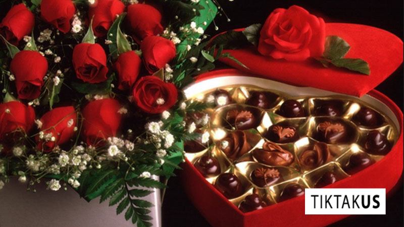 Tặng sinh nhật người yêu bằng socola và hoa hồng đỏ