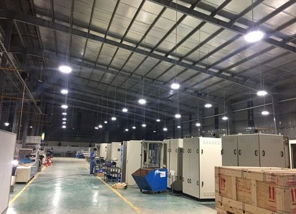 Đèn LED highbay 200W chiếu sáng tại xưởng