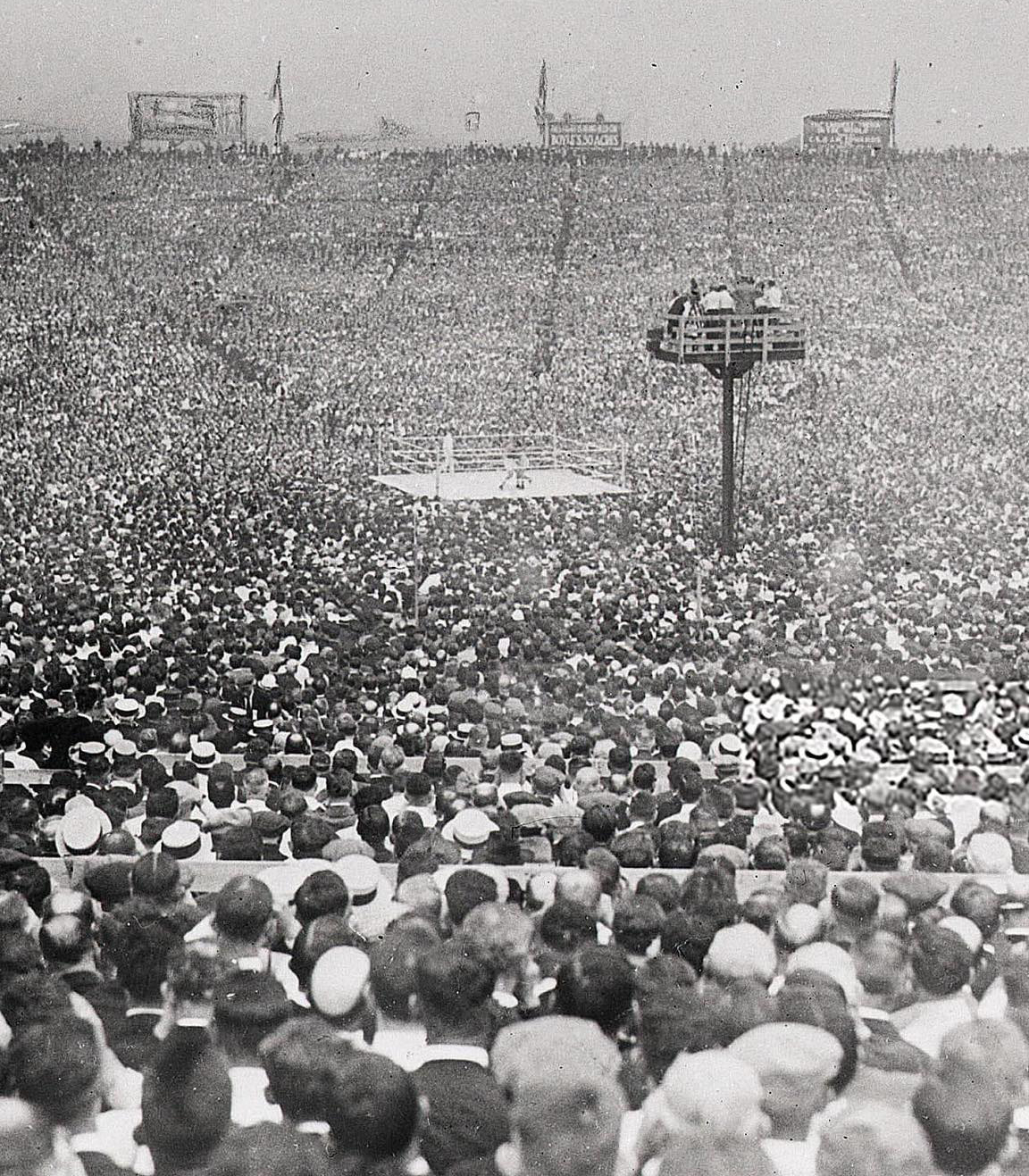 Jack Dempsey vs Gene Tunney: Trận đấu Quyền Anh lập kỷ lục 120.000 khán giả tham dự vào năm 1926