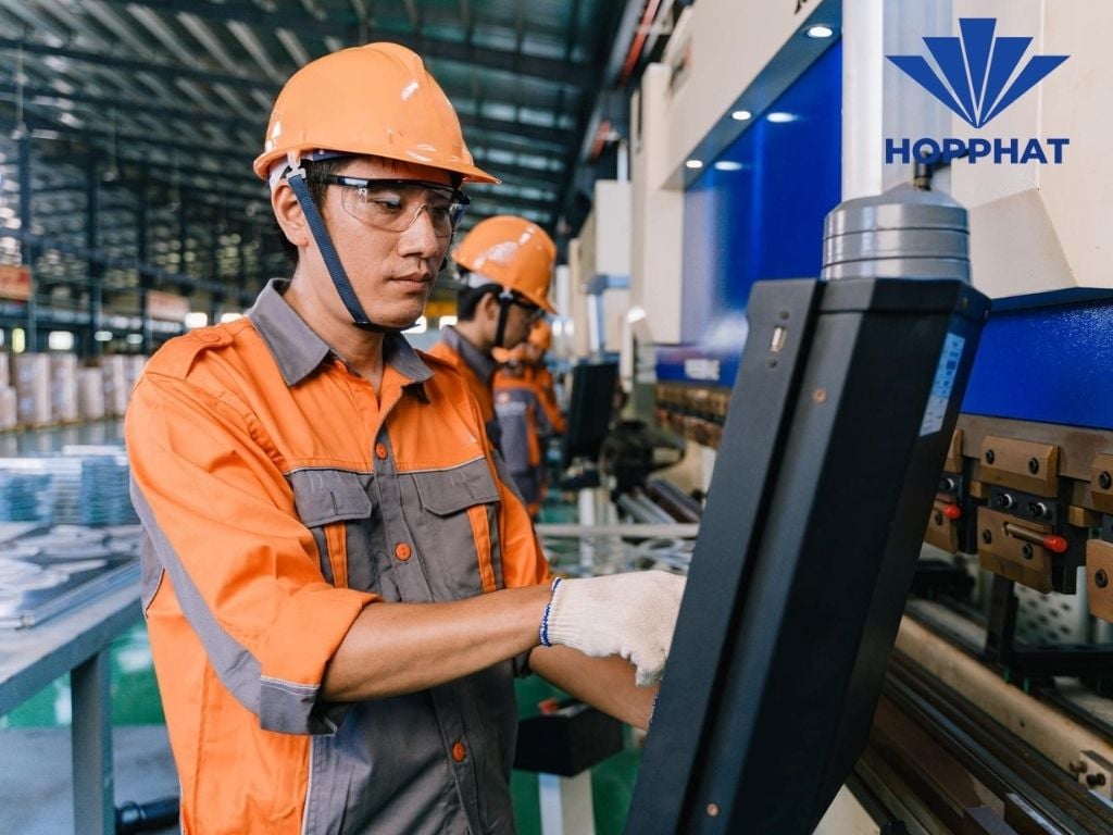 Hướng dẫn chi tiết cách vận hành máy chấn CNC an toàn và hiệu quả