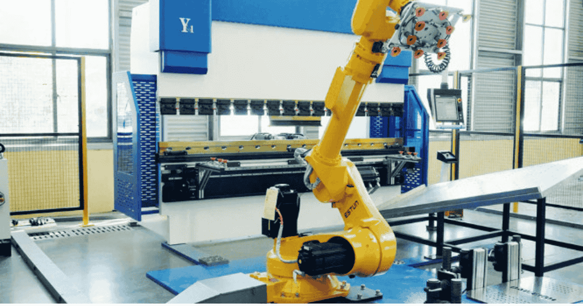 Sự Kết Hợp Máy Chấn CNC và Robot