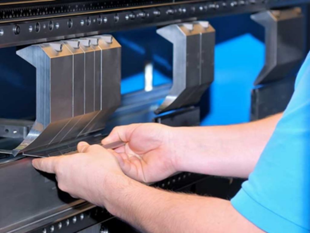 Ứng dụng thực tế của máy chấn tôn trong các ngành công nghiệp