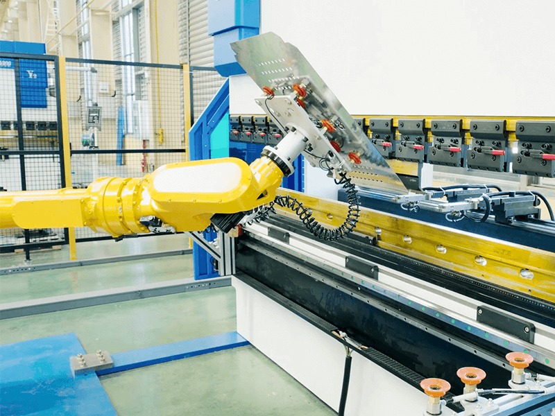 Cánh tay robot hỗ trợ máy chấn