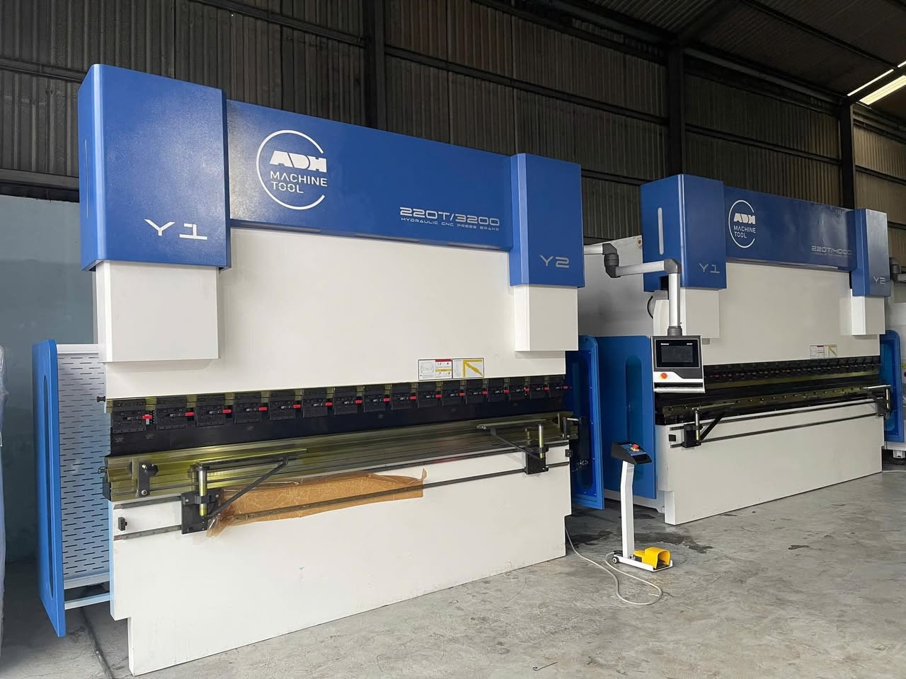 Hai máy chấn cnc ở gần nhau