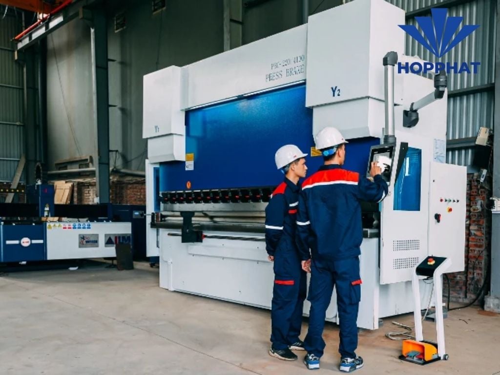 Bảo trì định kỳ và mẹo an toàn khi vận hành máy chấn CNC