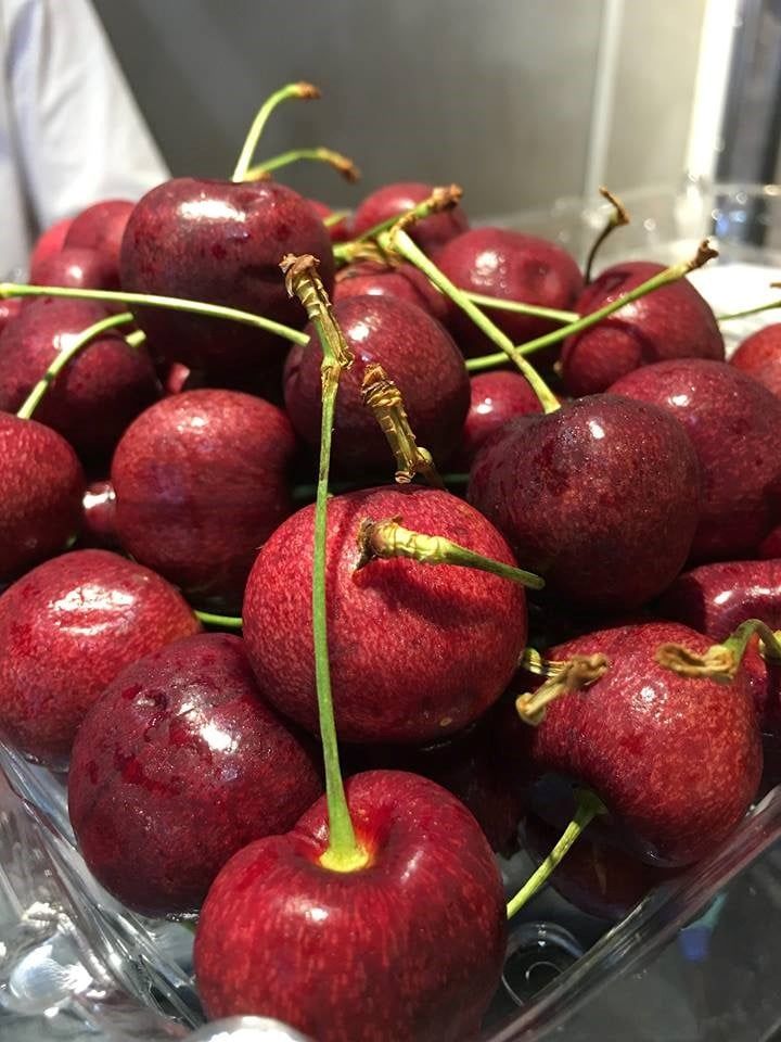 Cửa hàng trái cây nhập khẩu bán Cherry tại TPHCM