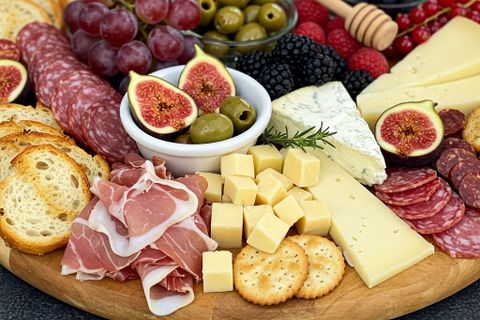Thịt nguội & phô mai – Cặp đôi hoàn hảo cho bữa tiệc tại gia