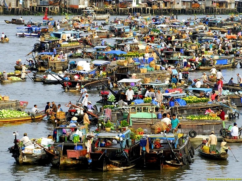Nhiều con thuyền của người dân tham gia chợ nổi Cái Răng