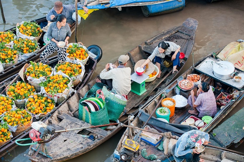 Thuyền ở chợ nổi Cái Răng bán đủ các loại mặt hàng