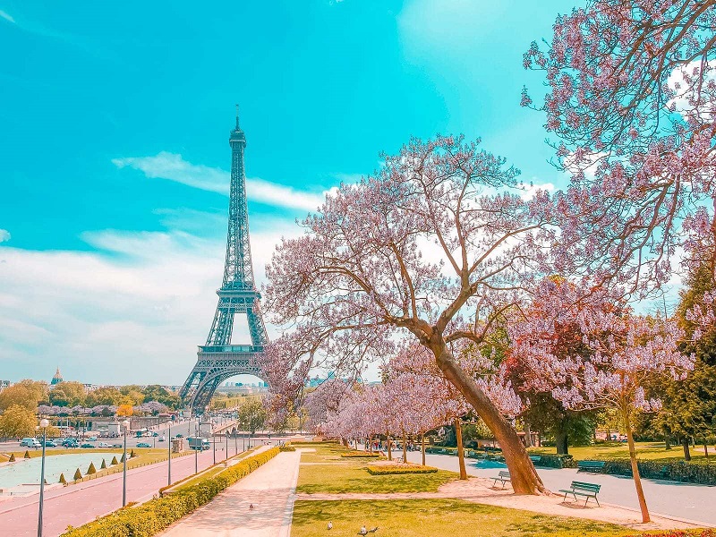 Tháp Eiffel Paris vào mùa xuân