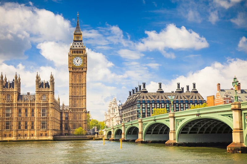 Tháp Big Ben bên dòng sông ở London Anh