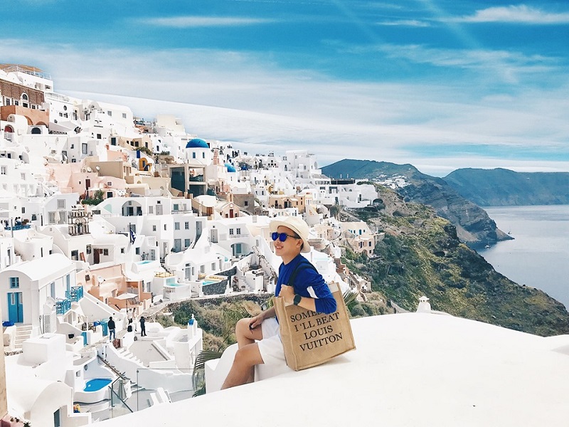 Những ngôi nhà bên vách núi ở Santorini với màu xanh trắng đặc trưng