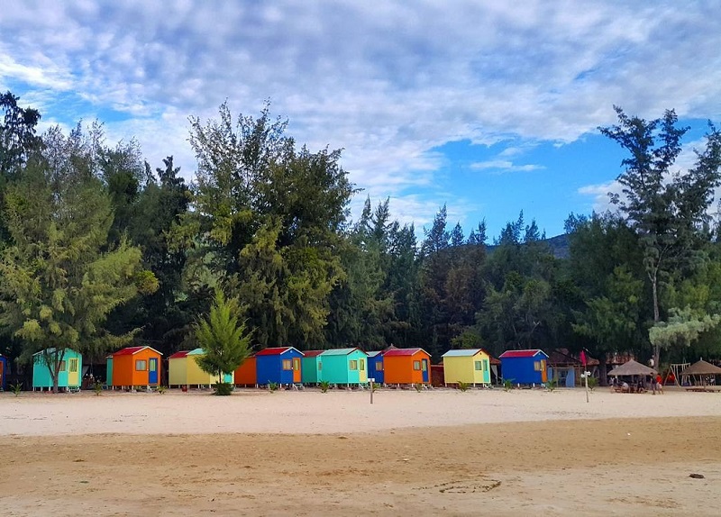 Những ngôi nhà sặc sỡ màu sắc trên bãi biển Đại Lãnh