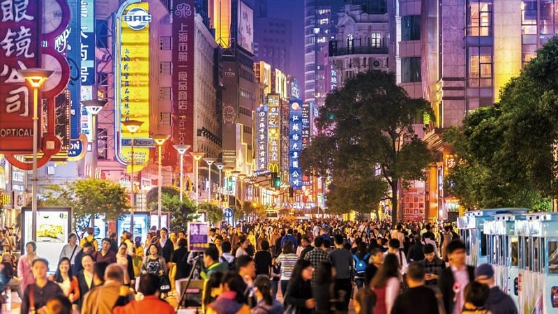 Đại lộ Nam Kinh luôn đông đúc khách du lịch mua sắm