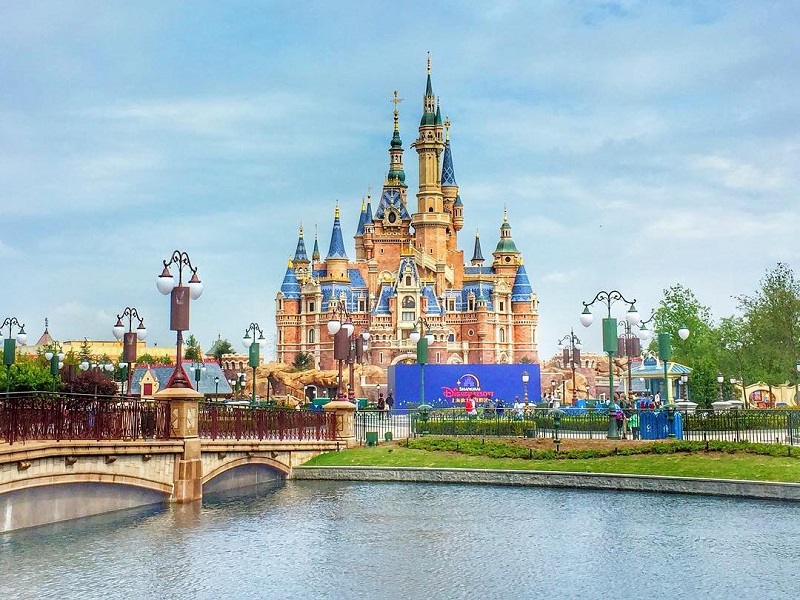 Lâu đài khổng lồ ở công viên Shanghai Disneyland Park