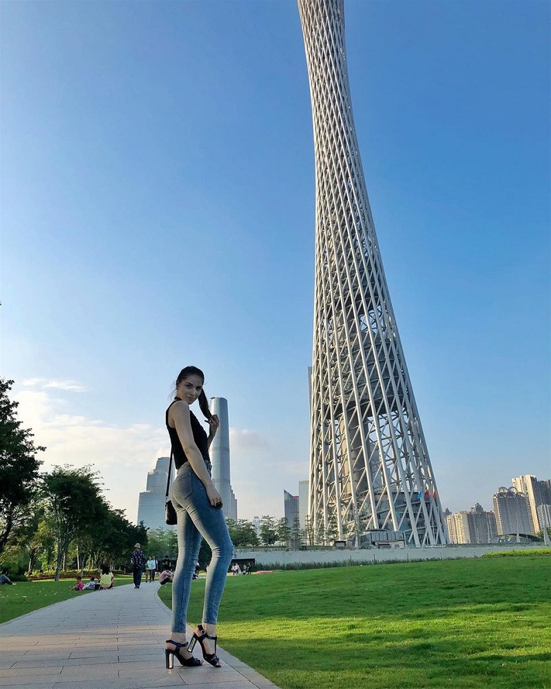 Chụp hình cùng với tháp Quảng Châu